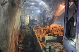 Hầm Đèo Cả tiếp tục sạt lở, các tuyến đường sắt Bắc - Nam chưa thể lưu thông