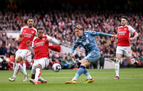 Arsenal thua Aston Villa, Man City hưởng lợi