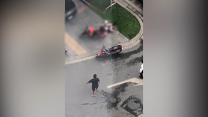 Người đàn ông cầm hung khí tấn công vợ cũ và bạn ở Hà Nội