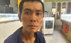 Dân phòng và người dân phối hợp bắt kẻ cướp tiệm vàng ở Long An