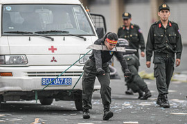 Nữ Cảnh sát đặc nhiệm kẹp đao vào cổ kéo ô tô, nằm trên bàn chông phá đá