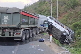 Khoảnh khắc xe chở đoàn cán bộ Cục Quản lý thị trường TP.HCM gặp nạn 