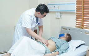 Sốt cao, ho đờm, đau họng, đi khám phát hiện có 2 bàng quang