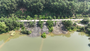 Hồ nước sạch bỗng ngập ngụa bùn đen vì dự án nạo vét con kênh ô nhiễm ở Huế