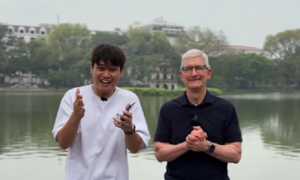 Duy Thẩm làm ảo thuật với iPhone 15 cùng CEO Tim Cook