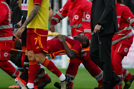 Sao Roma lên cơn đau tim, đổ gục xuống sân giữa trận đấu