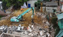 Bắc Ninh tháo dỡ 10 căn nhà sụt lún ven sông Cầu