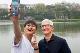 Cộng đồng mạng 'soi' chi tiết đắt giá: KOL dùng camera sau selfie với CEO Apple