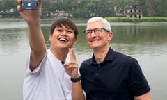 CEO Apple khoe tính năng quay video của iPhone khi dạo Hồ Gươm