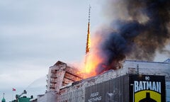 Tòa nhà biểu tượng của Copenhagen đổ sập trong 'bão lửa'