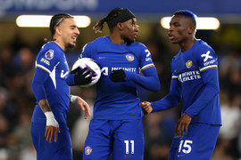 Tranh nhau đá phạt đền, cầu thủ Chelsea xô xát trên sân