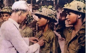 Ký ức của người lính được Bác Hồ cài Huy hiệu Chiến sĩ Điện Biên Phủ lên ngực áo