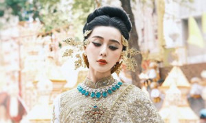 Phạm Băng Băng chỉ là 1 trong số 1.000 người mẫu được thuê trong lễ hội té nước