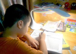 Choáng váng đề cương ôn thi cuối kỳ của học sinh tiểu học dài chục trang giấy