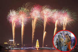 Nghìn người đội mưa chờ xem pháo hoa trước ngày Giỗ Tổ