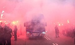 Cổ động viên Barcelona tấn công xe buýt chở đội nhà