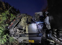Hai ô tô tải đấu đầu trong đêm ở Quảng Trị, tài xế chết kẹt trong cabin