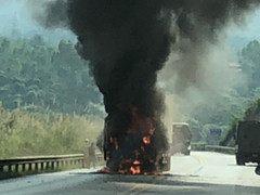 Xe container bốc cháy dữ dội trên cao tốc Nội Bài - Lào Cai