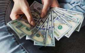 Đẩy xe lăn mang thi thể chú ruột vào ngân hàng để lừa vay tiền, 'nữ quái' bị bắt