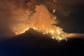 Indonesia báo động cao nhất, cảnh báo sóng thần do núi lửa phun trào