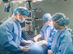 Gặp nạn trong lớp, bé trai bị kính cứa đứt động mạch trụ tay trái