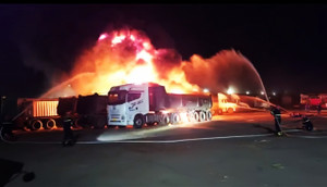 Bãi xe trung tâm TP Quy Nhơn bốc cháy dữ dội, 4 xe đầu kéo bị thiêu rụi