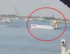 Tàu chở du khách nước ngoài va chạm phà trên sông Tiền
