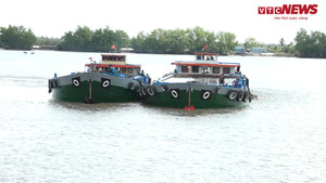 Dùng xà lan chở nghìn khối nước ngọt hỗ trợ người dân Bến Tre