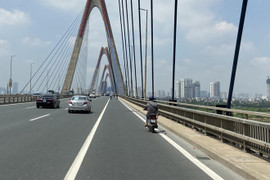 Kịp thời ngăn cụ ông 78 tuổi ở Hà Nội lên cầu Nhật Tân tự tử