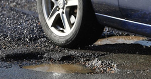 Lái xe vượt ổ gà trên đường cần lưu ý gì?