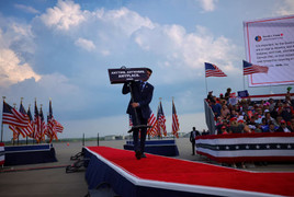 Ông Trump ngồi máy bay đọc loa báo hủy sự kiện tranh cử vì bão