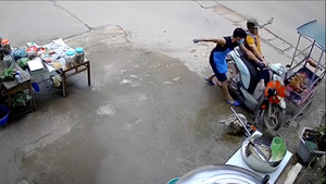 Chủ quán vô tình vặn tay ga, khách hàng và xe máy lao vào lò quay vịt