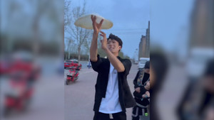 Kinh ngạc người bán bánh trổ tài ném bột theo vòng cung