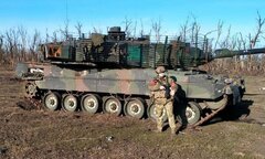 Nga kéo 'chiến lợi phẩm' xe tăng Leopard 2 Ukraine khỏi vùng chiến sự