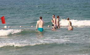 Nắng nóng gay gắt, du khách nước ngoài đổ ra bãi biển đẹp nhất châu Á giải nhiệt