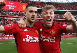 Thoát thua đội hạng dưới, Man Utd không ăn mừng