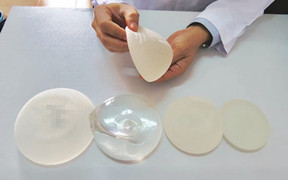 Đặt túi ngực được tư vấn ‘bảo hành vĩnh viễn’, 14 năm sau vỡ không triệu chứng