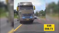 Tài xế lao xe tải 93R 008.73 vào ô tô đi ngược chiều: CSGT Bình Phước thông tin