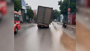 Xe tải tung hoành trên phố với tư thế kỳ lạ