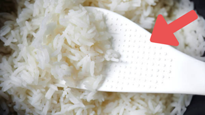 Các chấm sần trên muôi xới cơm có tác dụng gì?