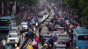 Hà Nội trời tối sầm kèm mưa, xe cộ bật đèn pha lưu thông giữa ban ngày