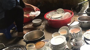 Chưa kịp thay váy cưới, tôi đã bị mẹ chồng bắt rửa 10 mâm bát