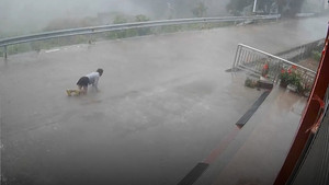 Liên tục bị gió quật ngã, người phụ nữ bất lực bò trên đường