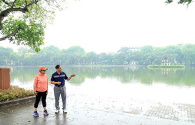 Bộ trưởng Ngoại giao Việt Nam và Indonesia thưởng thức phở, ngắm cảnh Hồ Gươm