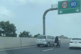Xe máy phi như tên bay ở làn 120km/h trên cao tốc Hà Nội - Hải Phòng