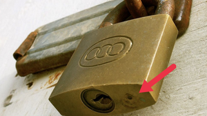 Lỗ tròn nhỏ trên ổ khóa có tác dụng gì?