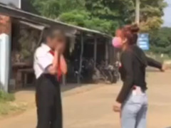 Điều tra vụ nữ sinh lớp 7 bị người thân của bạn đánh trước cổng trường