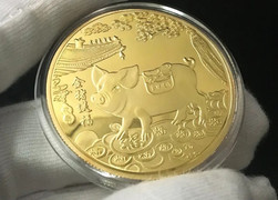 Đồng xu đúc bằng vàng có phải vàng miếng?