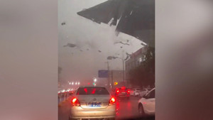 Gió mạnh thổi bay mái tôn, đè hàng loạt phương tiện