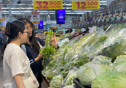 Siêu thị tích hàng, khuyến mại rầm rộ hút khách mua sắm dịp nghỉ lễ 30/4